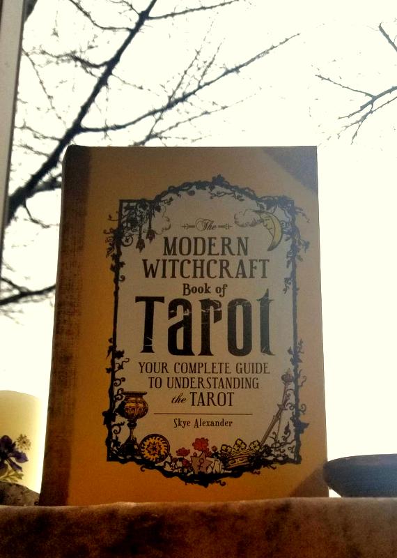 El libro del Tarot de brujería moderna - Tarot y té
